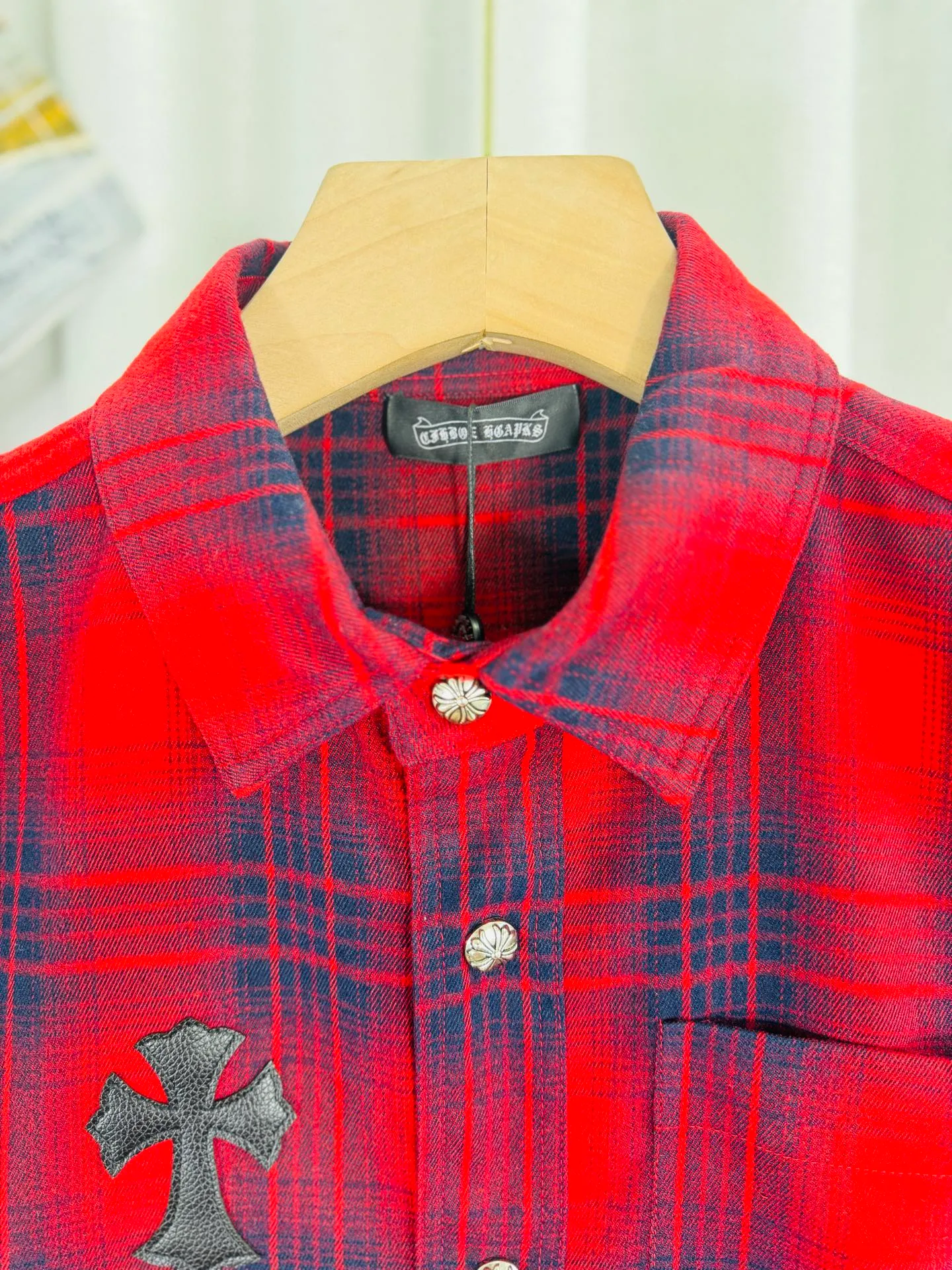 P250 top version, real shot without P, ​​different from market currency) 𝗖𝗵𝗿𝗼𝗺𝗲 𝗛𝗲𝗮𝗿𝘁𝘀/Cro Xin 2025 leather plaid shirt Accessories: Original model-opening collar label ➕100% silk wash water label. Genuine purchase-grade original hangtag➕matching hanging rope➕3D hanging beads➕original packaging bag. Craftsmanship: The original version has consistent wiring! The highest version of the armhole matching technique! Color: Red Black Size: S M L XL Style No.: 8001
